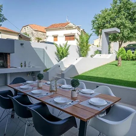 Villa Gray *